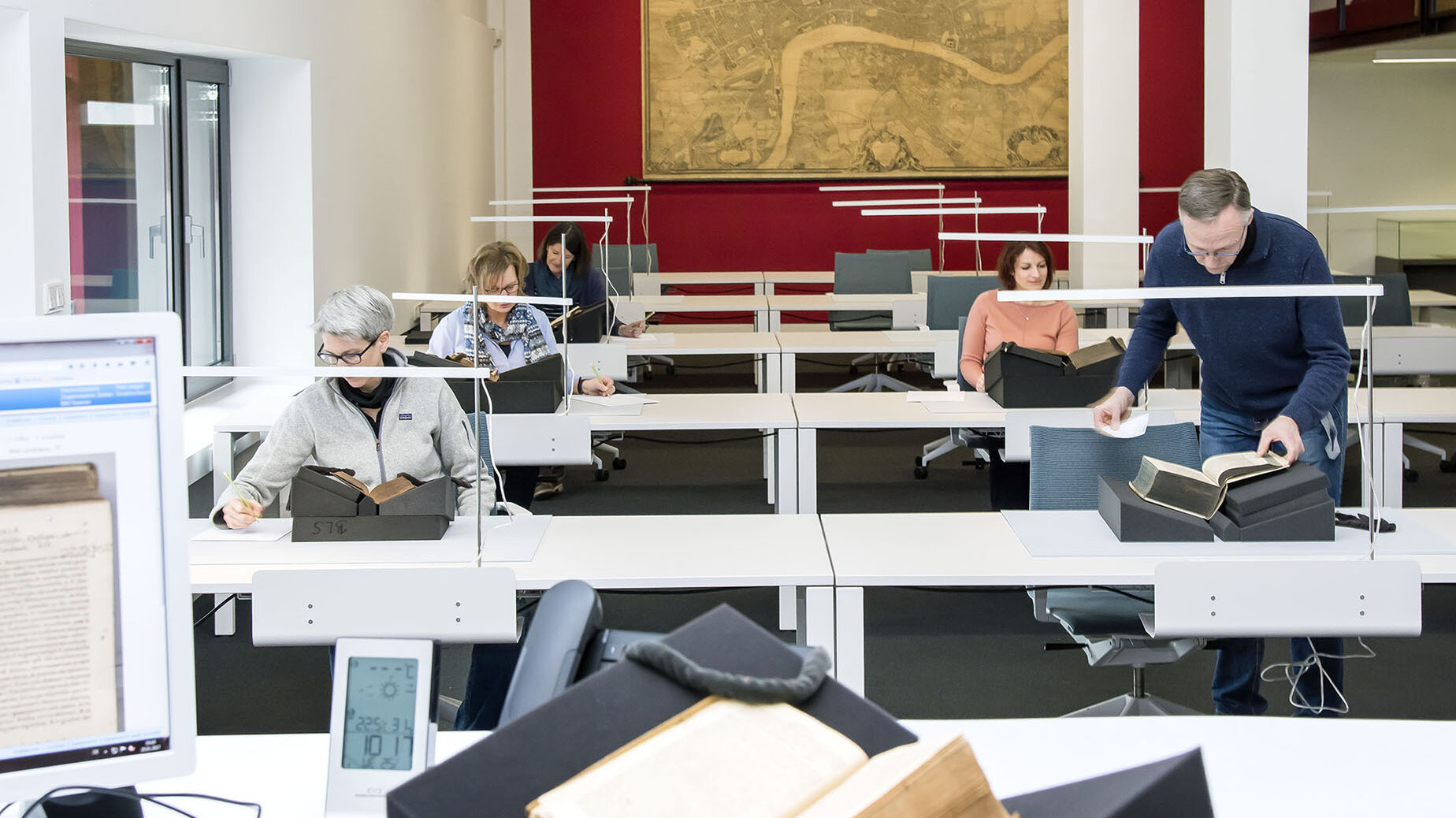 Ansicht des Forschungslesesaales der GWLB. Mehrere Besucher arbeiten mit Handschriften.