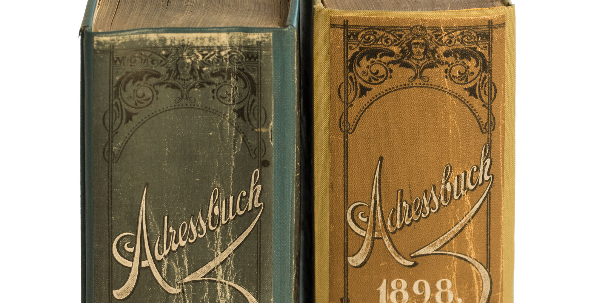 Hannoversche Adressbücher Zwei historische Adressbücher stehen mit dem Buchrücken nach vorne nebeneinander.
