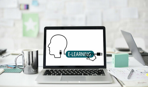 Laptop mit einer e-learning-Grafik auf einem Schreibtisch