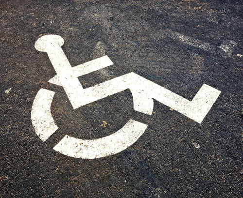 Rollstuhlpiktogramm auf einem Behindertenparkplatz