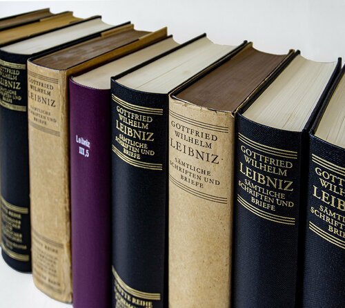 Verschiedene Bände der Leibniz-Akademie-Ausgabe stehen nebeneinander