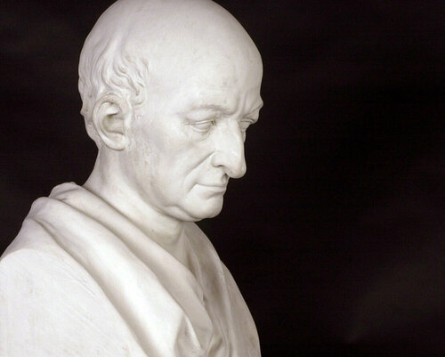 Abbildung einer Leibniz-Büste von Johann Gottfried Schmidt (Kopie), 1788, vor schwarzem Hintergrund.