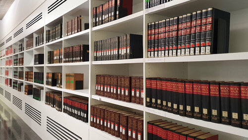 Bücherregal im Erdgeschoss der GWLB.