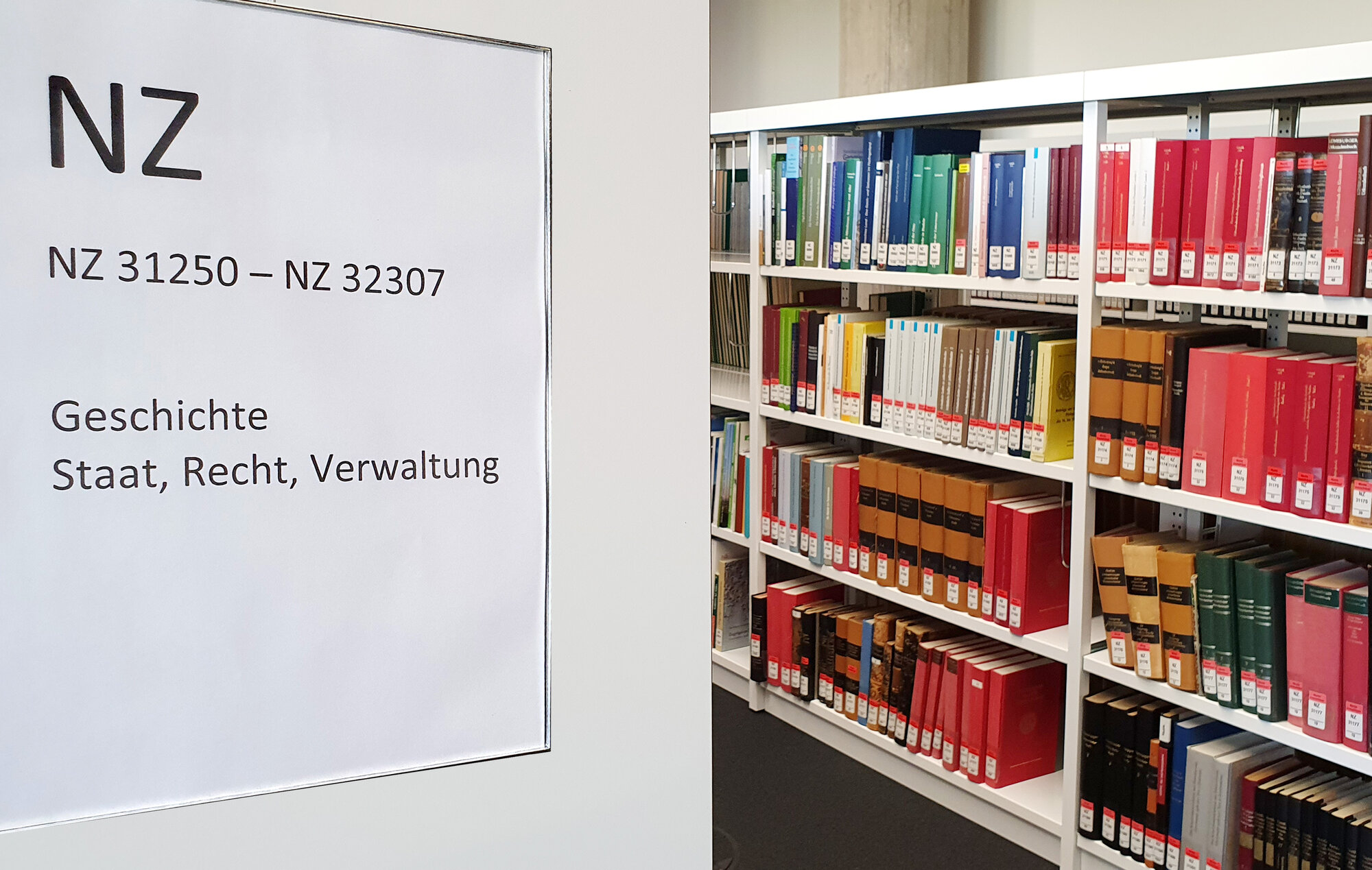 Auf der linken Seiten steht eine Information mit dem Themenbereich. Hier NZ für "Niedersachsen". Im Hintergrund steht ein Bücheregal.