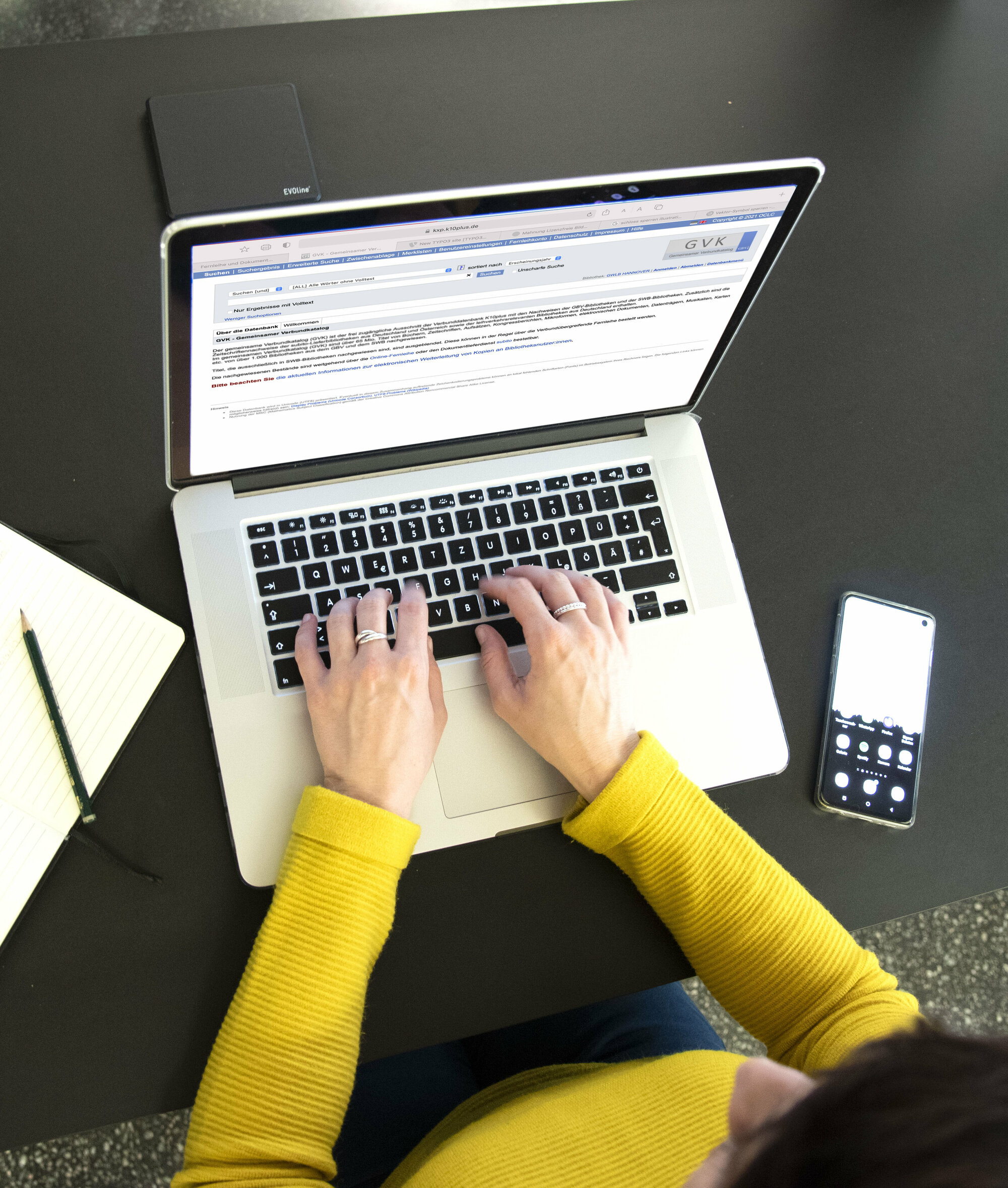 Person schreibt auf der Tastatur eines Laptops.