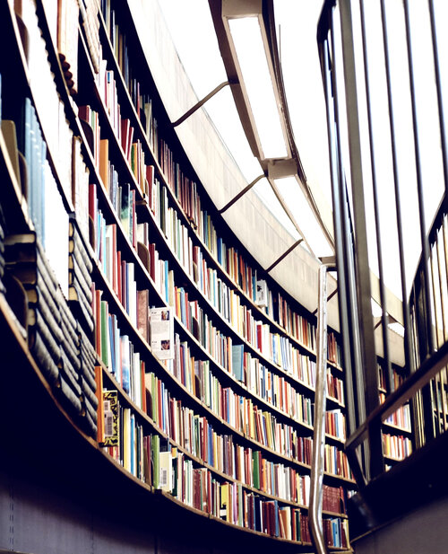 Innenansicht einer Bibliothek mit Bücherregalen 