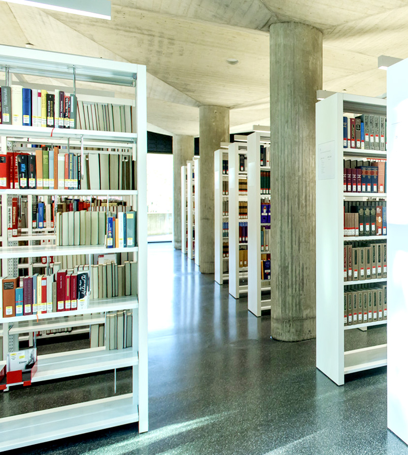 Bücherregale im Erdgeschoss der GWLB