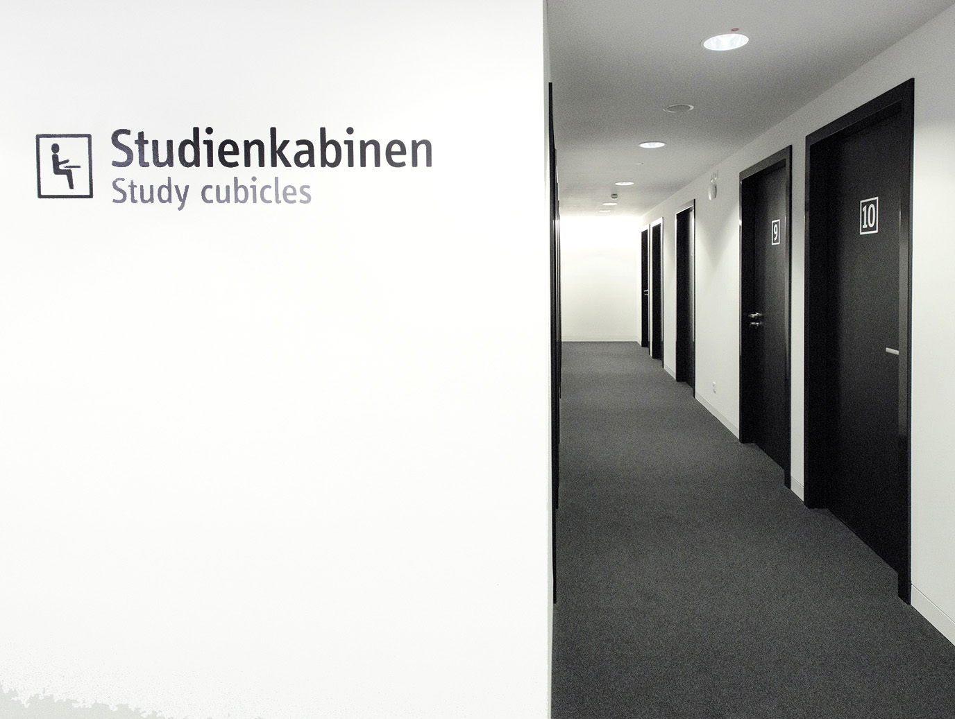 Außenansicht der Studienkabinen.