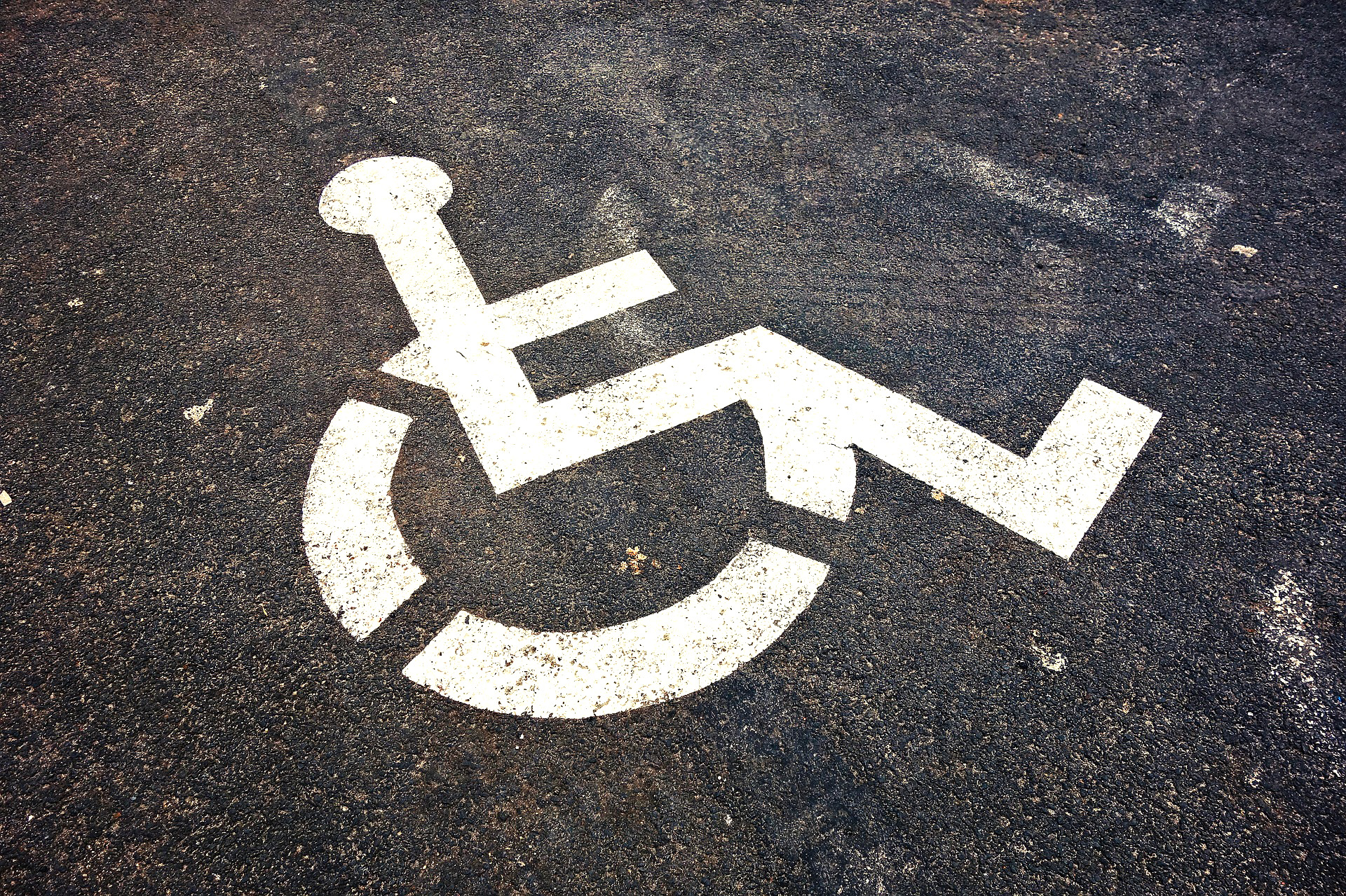 Rollstuhlpiktogramm auf einem Behindertenparkplatz